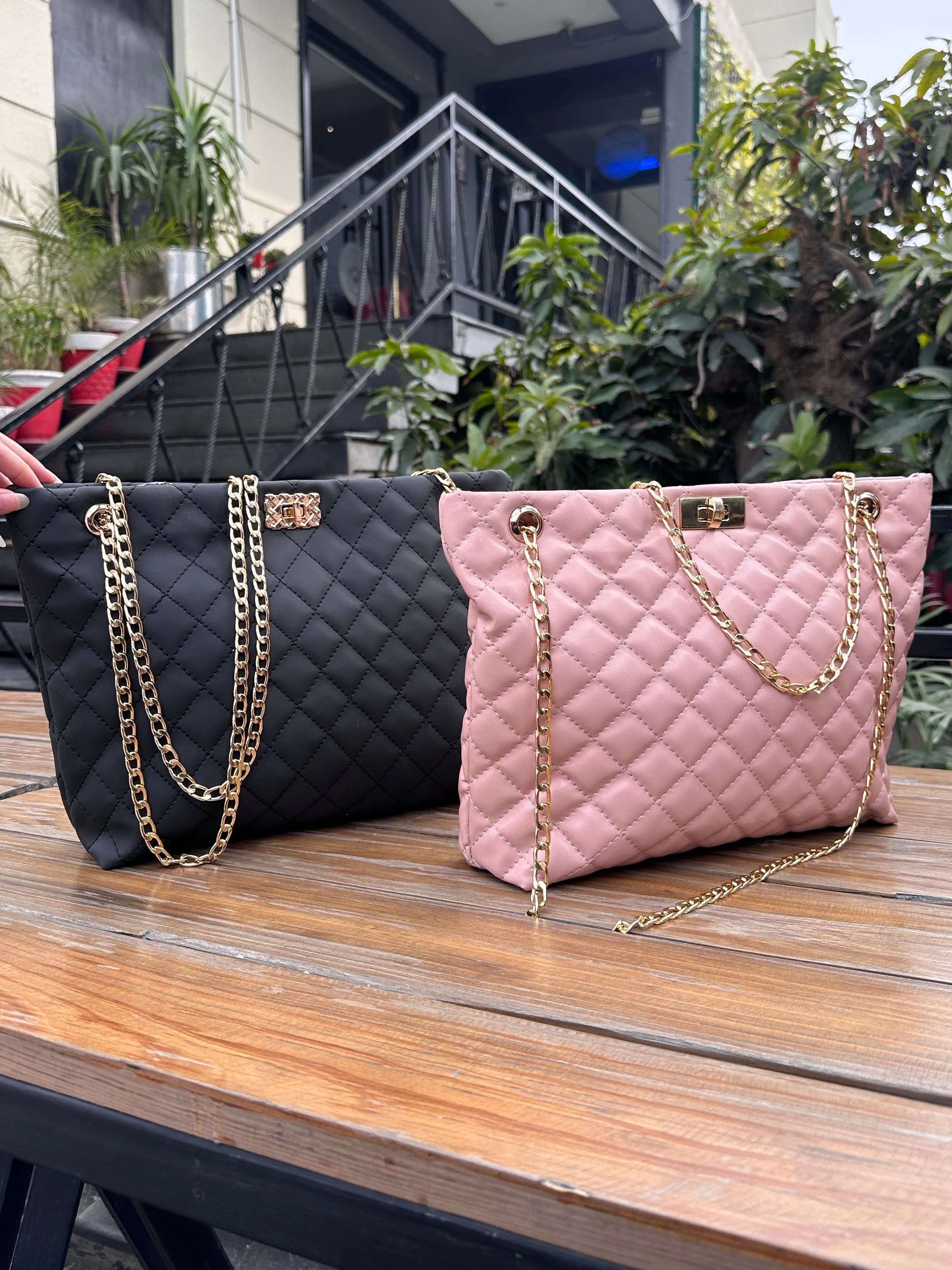 Aura -Glamour OnTheGo -Cushioned Bag- Black