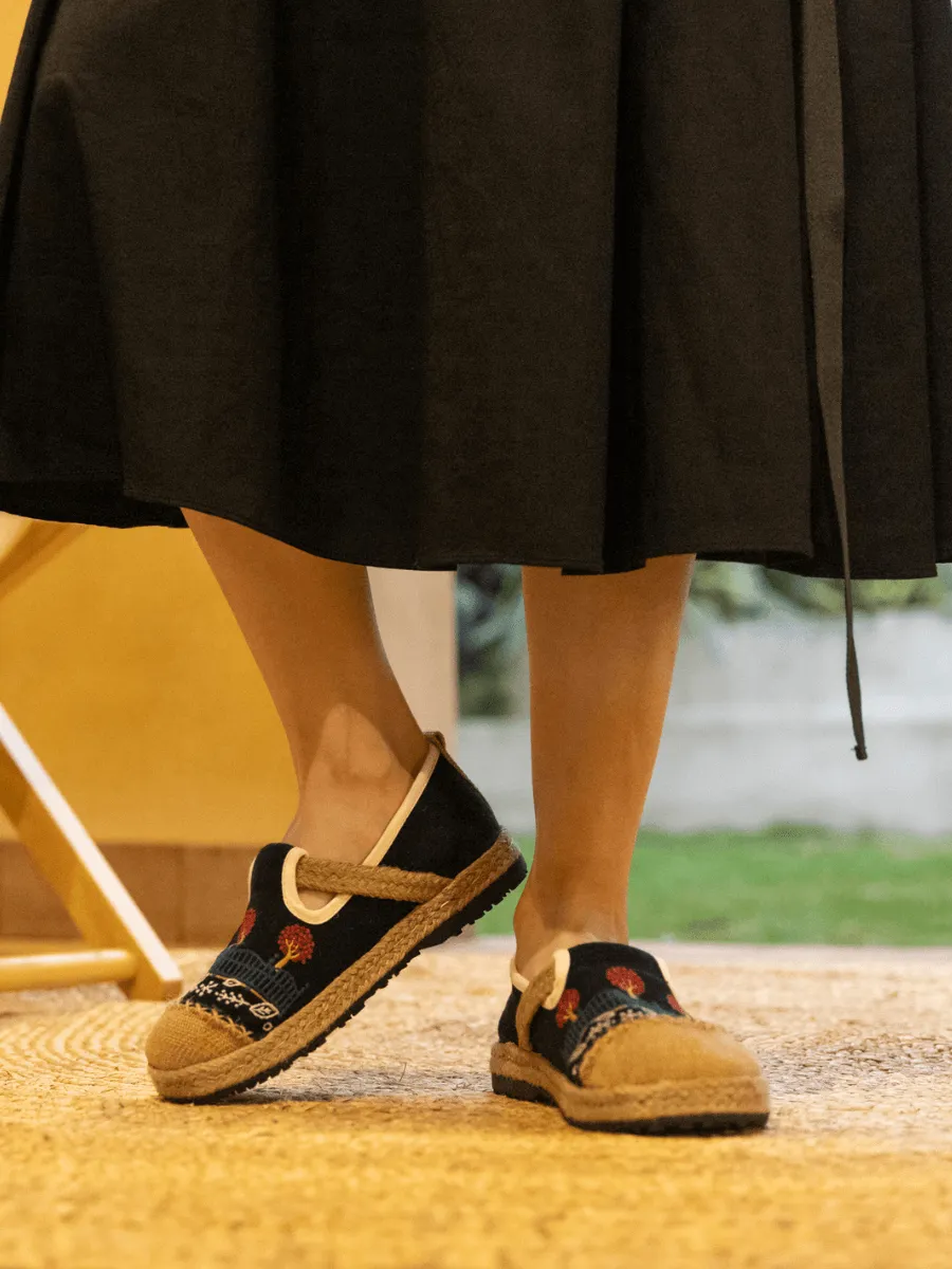 Dandelion Fall Embroidered Linen Loafer - Black