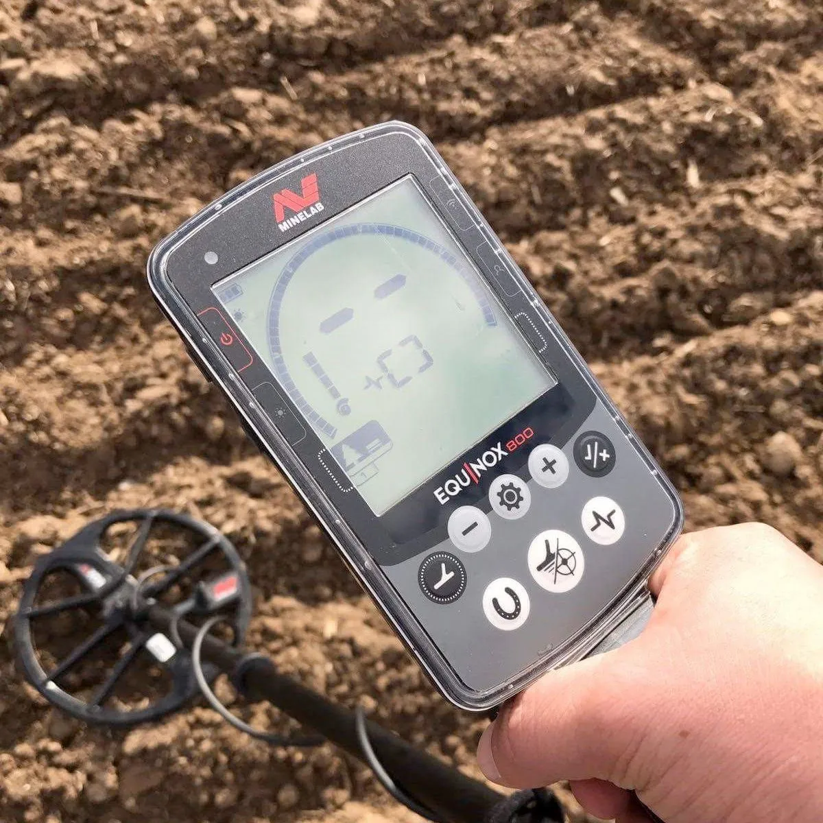Minelab EQUINOX 800 Waterproof Metal Detector with Pro-Find 40 and Carry Bag