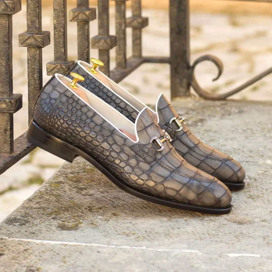 Mocassin à mors en cuir croco gris