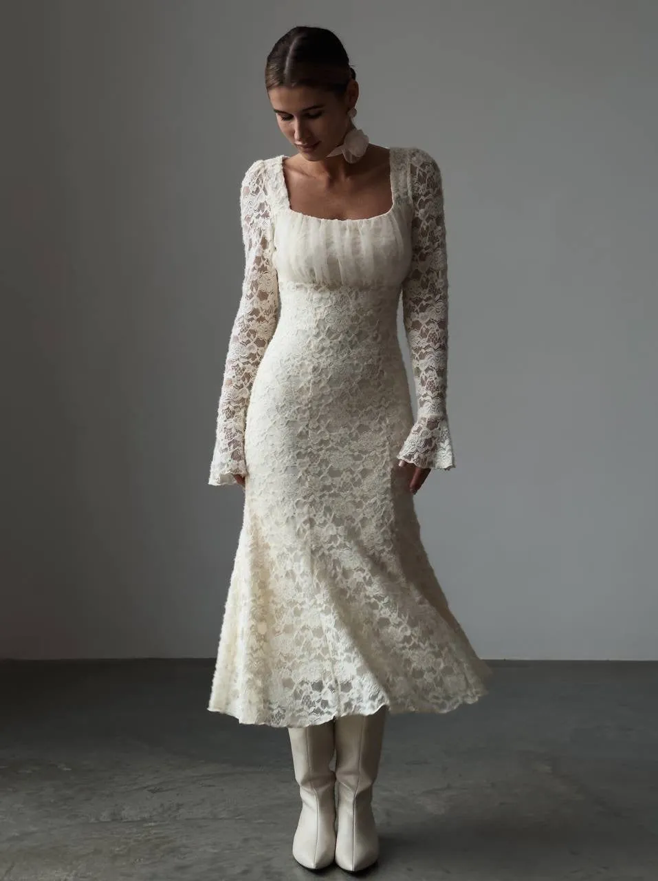 Romantic Lace-Embroidered Vintage Wedding Dress