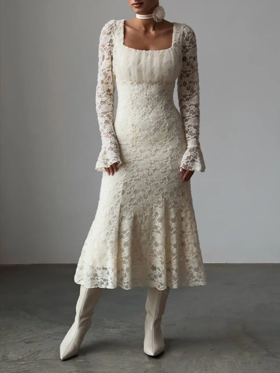 Romantic Lace-Embroidered Vintage Wedding Dress